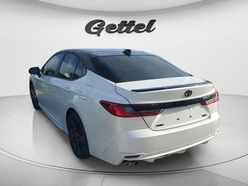 Wind Chill Pearl/Midnight Black Metallic 2025 Toyota Camry XSE