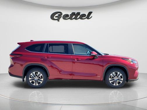Ruby Flare Pearl 2026 Toyota Highlander Hybrid XLE
