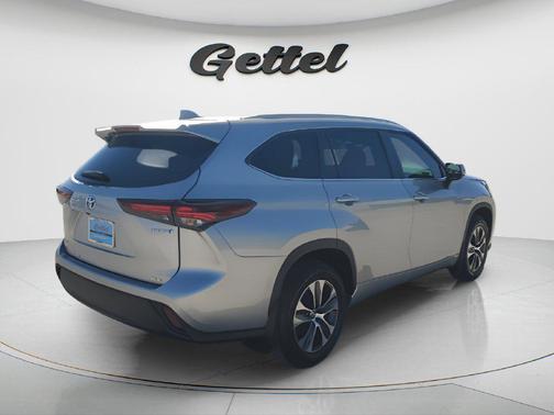 Celestial Silver Metallic 2024 Toyota Highlander Hybrid XLE