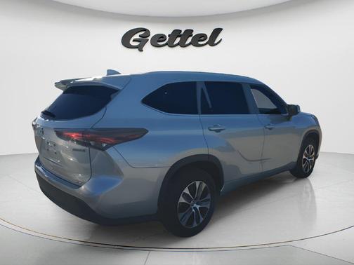 Celestial Silver Metallic 2024 Toyota Highlander Hybrid XLE