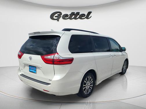 Blizzard Pearl 2019 Toyota Sienna XLE
