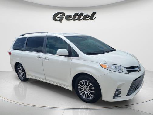 Blizzard Pearl 2019 Toyota Sienna XLE