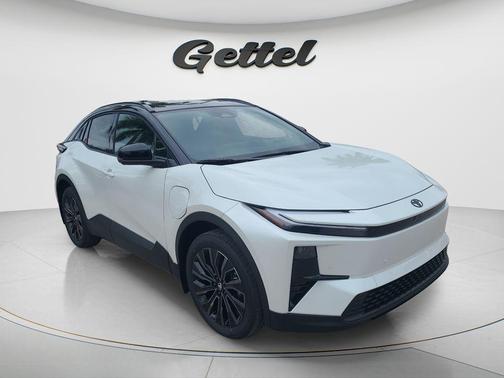 Wind Chill Pearl w/Midnight Black Metallic Roof 2026 Toyota C-HR XSE