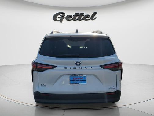 Wind Chill Pearl 2022 Toyota Sienna XLE