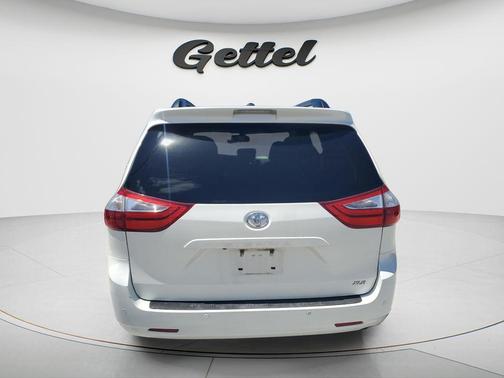 Blizzard Pearl 2017 Toyota Sienna XLE