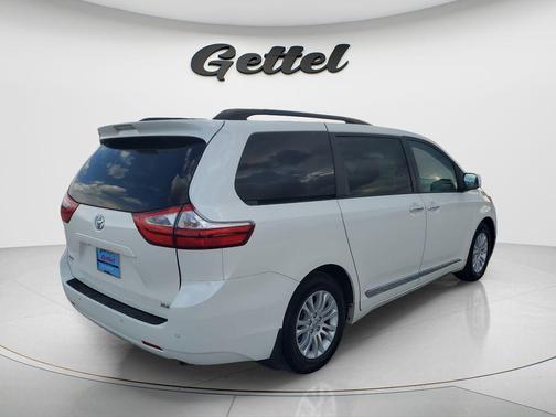 Blizzard Pearl 2017 Toyota Sienna XLE