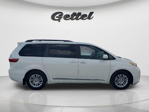 Blizzard Pearl 2017 Toyota Sienna XLE