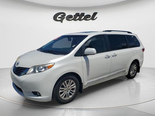 Blizzard Pearl 2017 Toyota Sienna XLE