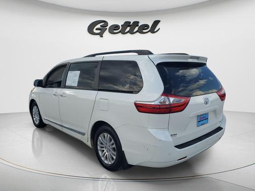 Blizzard Pearl 2017 Toyota Sienna XLE