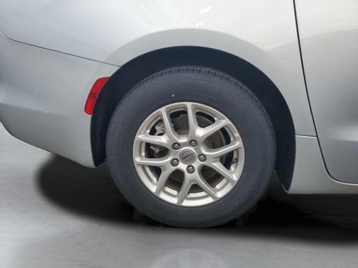 Silver Mist Clearcoat 2023 Chrysler Voyager LX