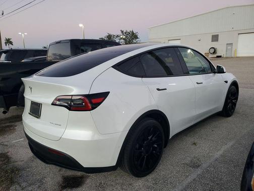 2022 Tesla Model Y Long Range Dual Motor All-Wheel Drive