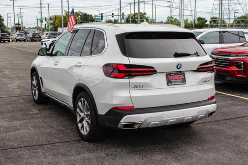 Mineral White Metallic 2024 BMW X5 sDrive40i