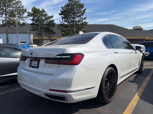 Mineral White Metallic 2022 BMW 750 i xDrive
