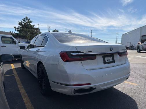 Mineral White Metallic 2022 BMW 750 i xDrive