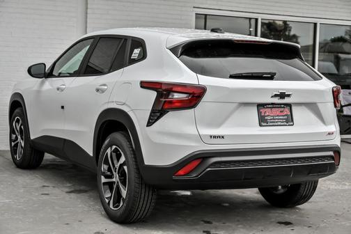 Summit White 2026 Chevrolet Trax FWD 1RS