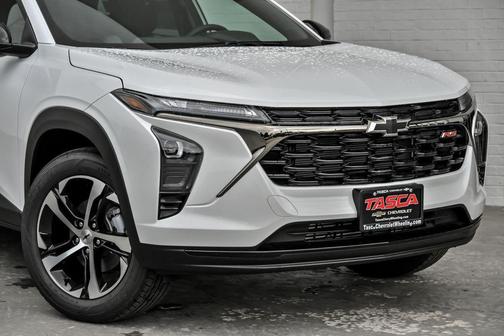 Summit White 2026 Chevrolet Trax FWD 1RS