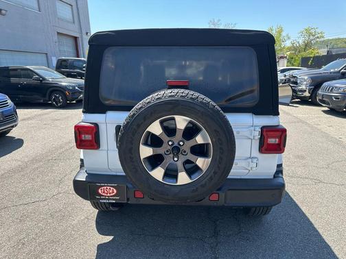 Bright White Clearcoat 2018 Jeep Wrangler Unlimited Sahara