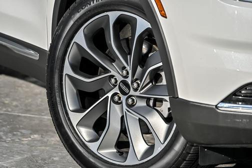 Pristine White Metallic Tri-Coat 2022 Lincoln Nautilus Reserve