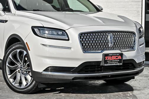 Pristine White Metallic Tri-Coat 2022 Lincoln Nautilus Reserve