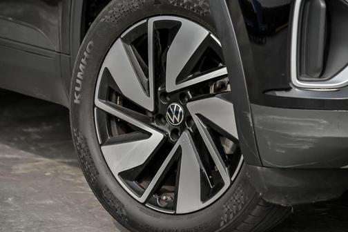 Deep Black Pearl 2024 Volkswagen Atlas 2.0T SE w/Technology