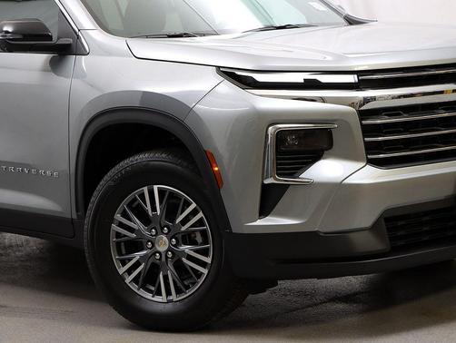 Sterling Gray Metallic 2026 Chevrolet Traverse LT