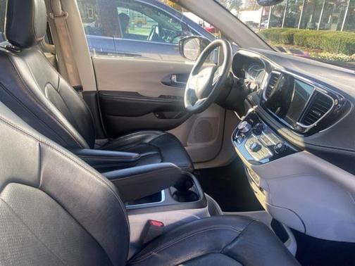 2022 Chrysler Pacifica Hybrid Touring L