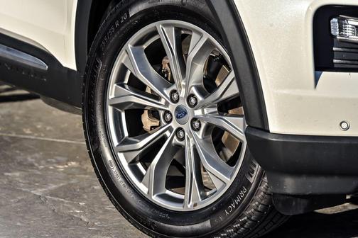 White Metallic 2022 Ford Explorer Limited