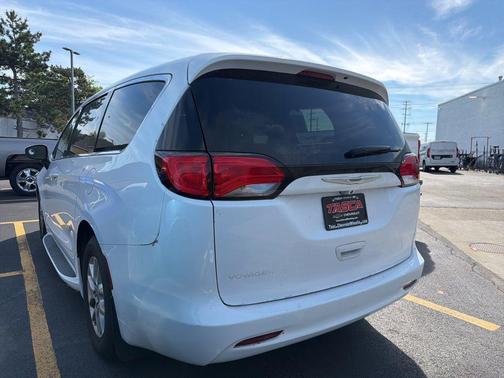 Bright White Clearcoat 2021 Chrysler Voyager LX