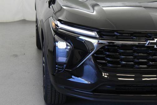 Mosaic Black Metallic 2026 Chevrolet Trax FWD 2RS