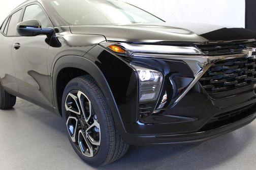 Mosaic Black Metallic 2026 Chevrolet Trax FWD 2RS