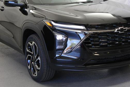 Mosaic Black Metallic 2026 Chevrolet Trax FWD 2RS