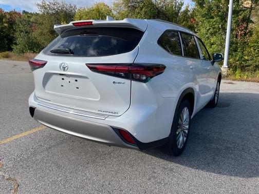2025 Toyota Highlander Hybrid Platinum