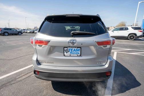 Silver Sky Metallic 2016 Toyota Highlander LE Plus V6