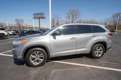 Silver Sky Metallic 2016 Toyota Highlander LE Plus V6