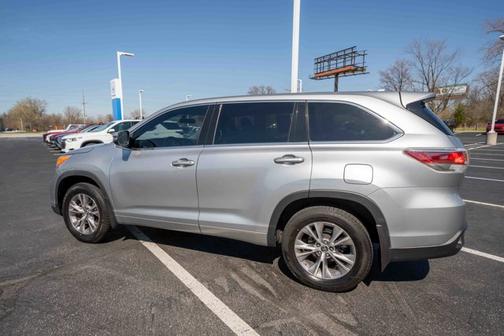 Silver Sky Metallic 2016 Toyota Highlander LE Plus V6