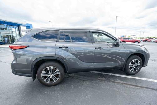Magnetic Gray Metallic 2023 Toyota Highlander XLE