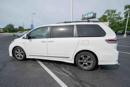 Blizzard Pearl 2019 Toyota Sienna SE