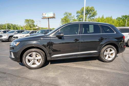 Mythos Black Metallic 2022 Audi Q7 Premium