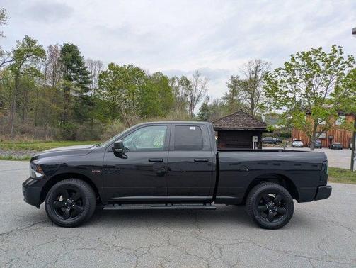 Brilliant Black Crystal Pearlcoat 2018 RAM 1500 Big Horn