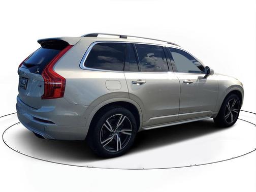 2016 Volvo XC90 T6 Momentum