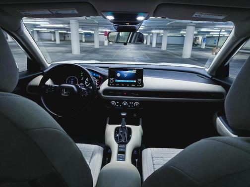 Platinum White Pearl 2023 Honda HR-V LX