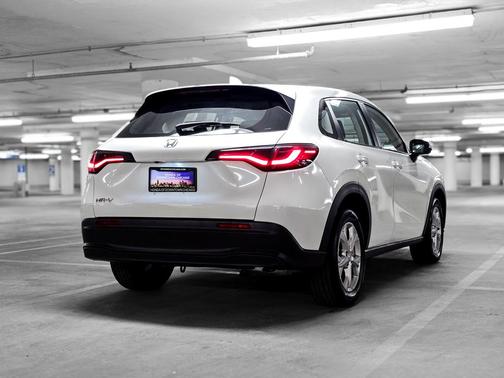 Platinum White Pearl 2023 Honda HR-V LX