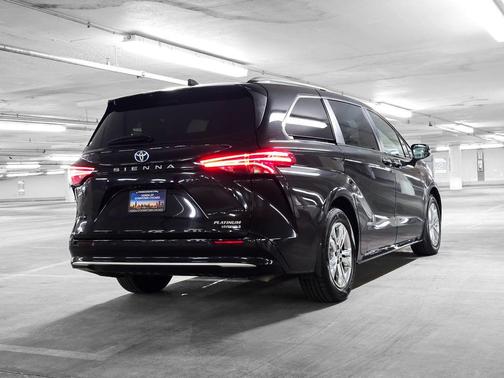 2022 Toyota Sienna Platinum