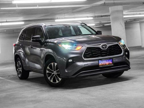 Magnetic Gray Metallic 2020 Toyota Highlander XLE