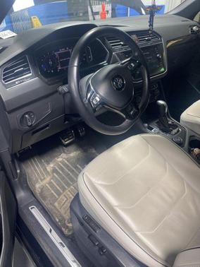 Deep Black Pearl 2021 Volkswagen Tiguan 2.0T SEL R-Line 4MOTION
