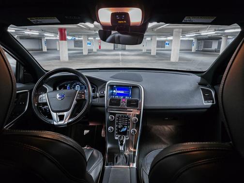 2017 Volvo XC60 T6 R-Design