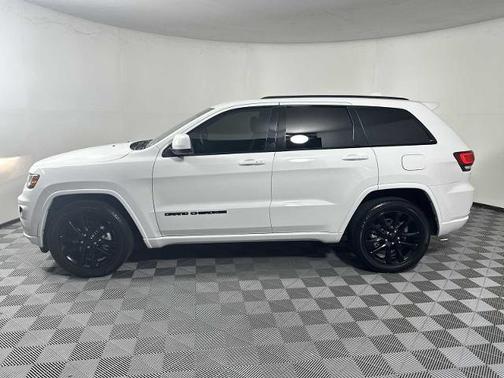 2022 Jeep Grand Cherokee LAREDO