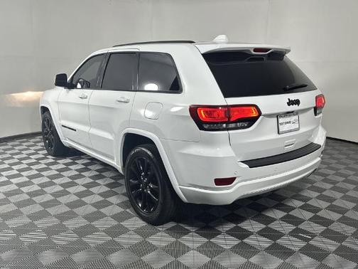 2022 Jeep Grand Cherokee LAREDO
