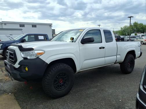 White 2022 Toyota Tacoma SR