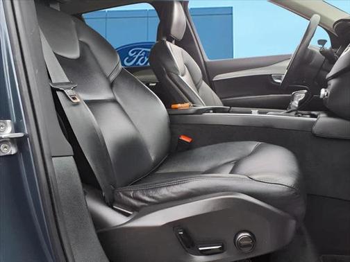 2021 Volvo XC90 T5 Momentum